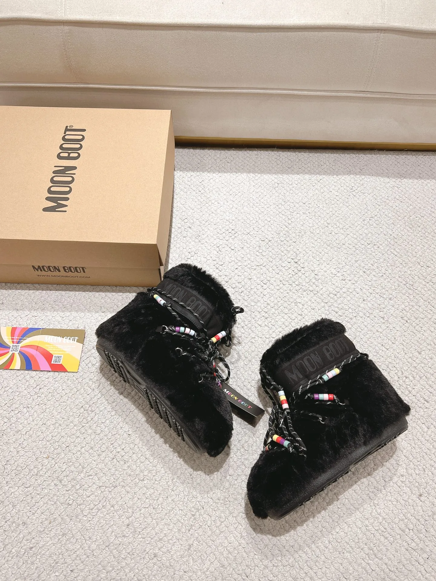 p660 [Exclusive top quality | New upgraded version] ✨A must-buy in winter 2025! Moon Boot moon snow boots - the ultimate warm weapon for fashionistas ❄️ Forget UGG! This winter🔥The "ugly Big Mac" that dominates the streets is here~ 👢The same Y2K retro style from Paris Hilton and Beckham is back! 4cm taller inside ✨ Invisible leg lift · Extremely slimming 👌 Fluffy and soft but not bloated, instantly show off your sense of style when put on your feet 🦋 The same style for both men and women | Can be worn by both men and women | Regardless of left or right foot!  ❄️Maximum thermal insulation power｜No pressure for fun in the snow 💫Trendy style code｜Easily achieve the Millennial hot girl style Say goodbye to ordinary snow boots ~ This winter you need to be warm and rusty! 🌟 #MoonBoot snow boots #winter hot style #瞞小similar style #millennium style wear ❶Fabric: original custom/cowhide/woven wool/high mercerized waterproof cloth ❷Inner: original 100% silk cotton liner ❸Feet: original 100% silk cotton liner ❹Outsole: original molded two-color non-slip outsole ❺Sole thickness: 4cm (including inner**) ❻Number of codes: 35-40 (41. Customized) ❼Packaging: Original full set of packaging ☀Color: Official website updated simultaneously